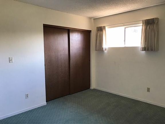 4th image of 1090 Chanticleer Ave
