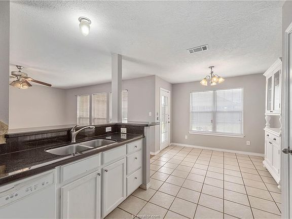 4th image of 1011 Gardenia St