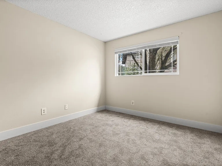 Creekside Apartments — Photo 19