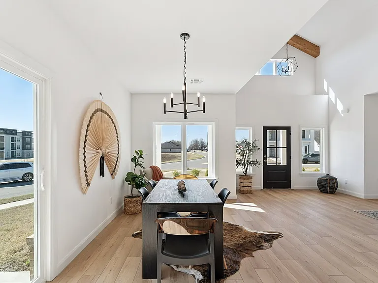 2410 W Charleston St — Photo 23