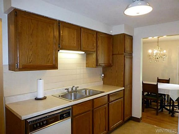 5th image of 893 Woodstock Ave