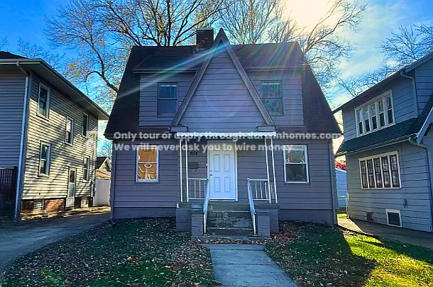 814 W Meadows Pl photo 1