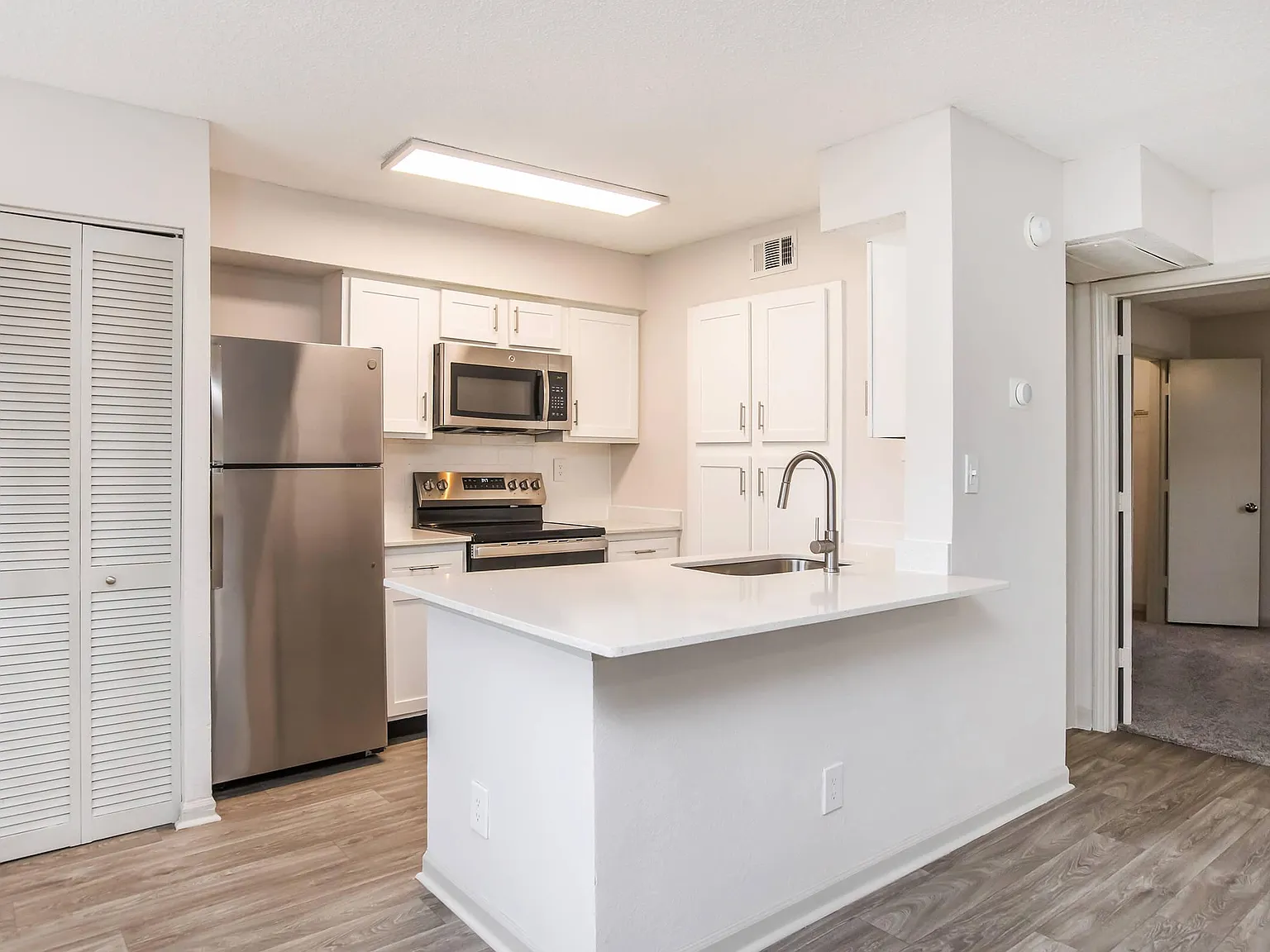 Summerlake Apartments — Photo 2