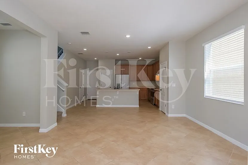 3 bed, 2.5 bath, 2004 sqft, $2,620 — Photo 4