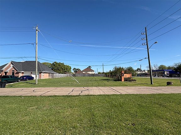 4th image of 702 Shady River Rd