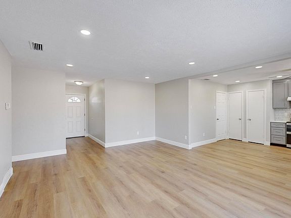 4th image of 701 Price Dr