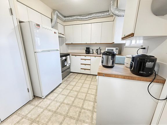 5th image of 10580 Dennis Cres
