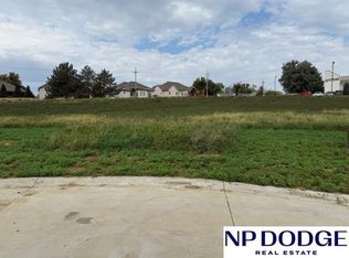 704 Valley Rd, Papillion, NE 68046