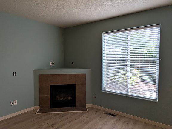4th image of 4302 NE 34th Cir