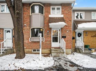 1781 Lamoureux Dr #B, Ottawa, ON K1E2N5