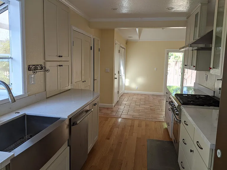 1119 Oregon Ave — Photo 2