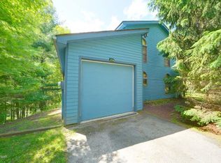121 Marina Village Ln, Greentown, PA 18426