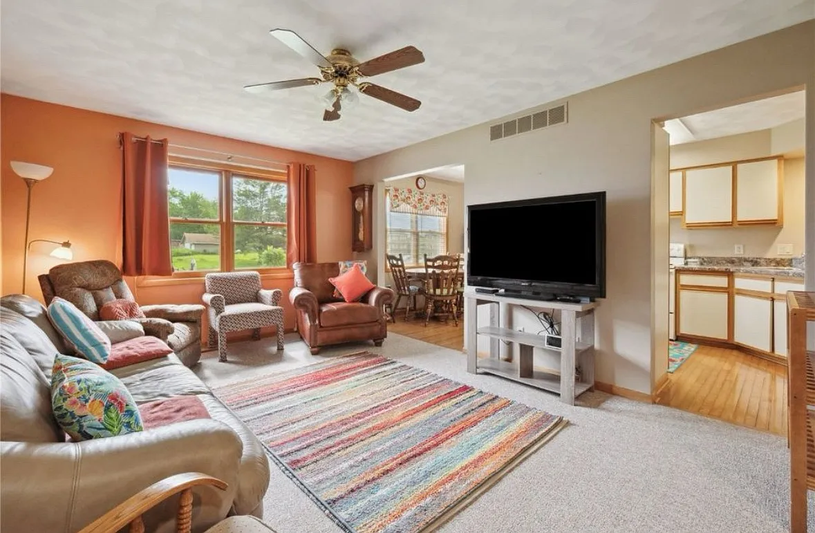 3 bed, $1,400 — Photo 3