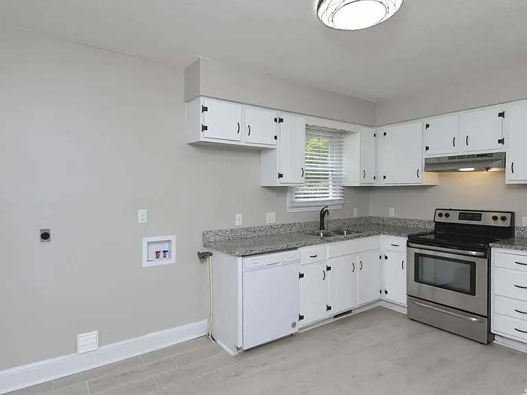 1013 Price Ave — Photo 11