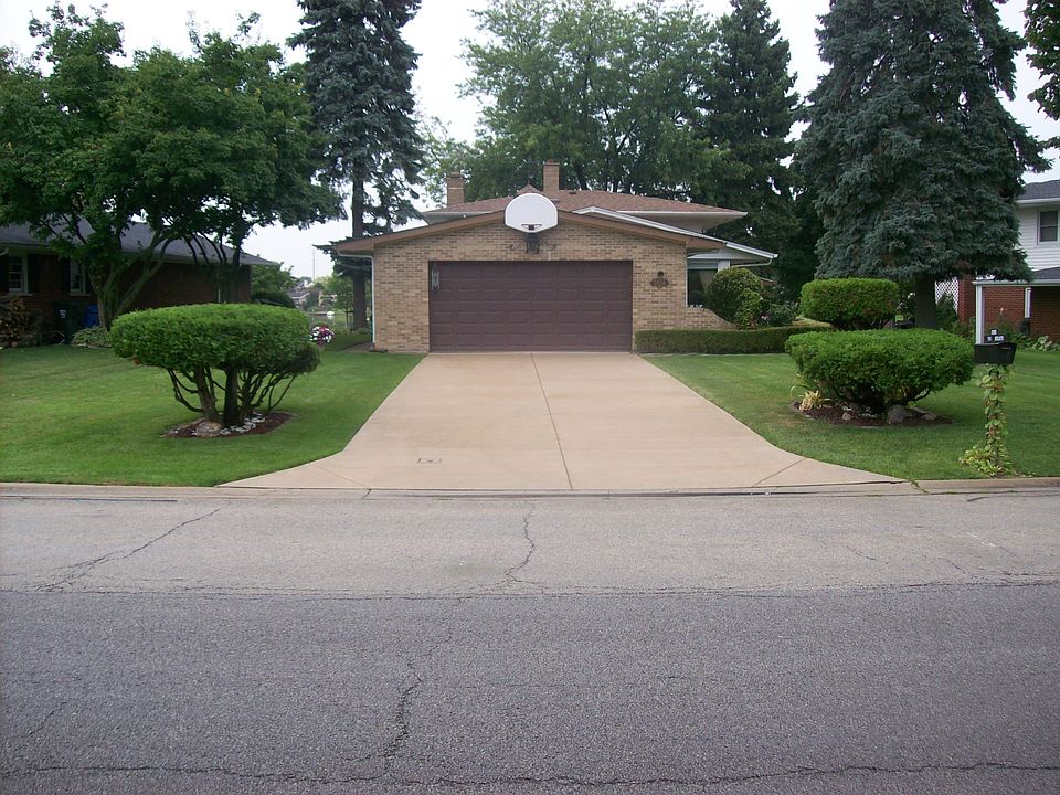 1st image of 2820 Briarwood Dr E