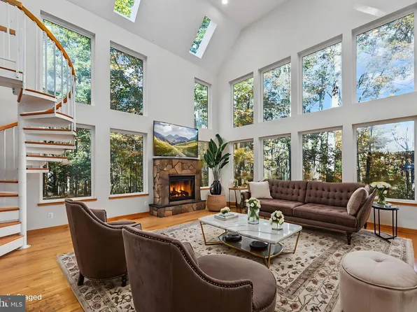 10450 Hunter View Rd, Vienna, VA 22181