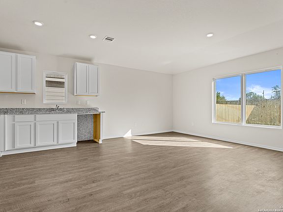 5th image of 1618 Amie Bluff