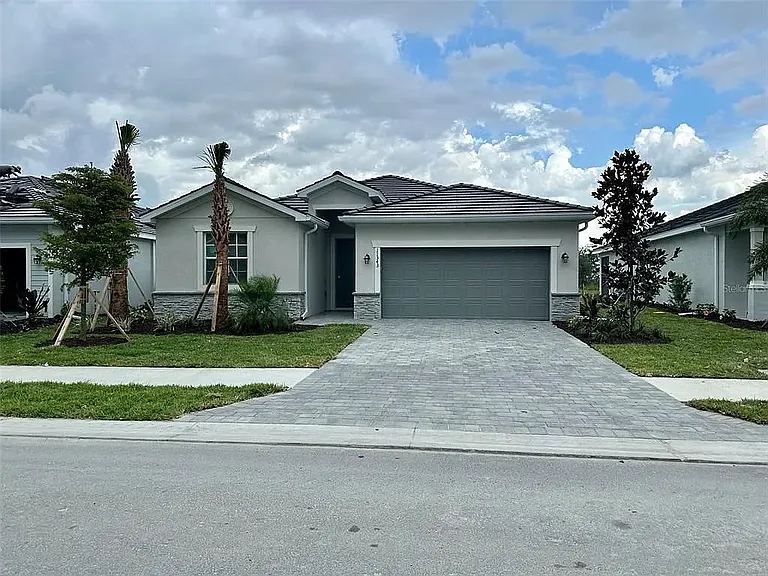 11343 Burgundy Dr — Photo 2
