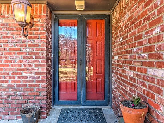 3rd image of 1402 Oakhill Dr