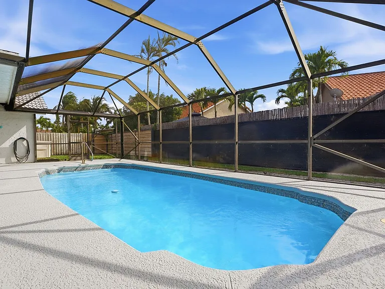 9284 Laurel Green Dr — Photo 2