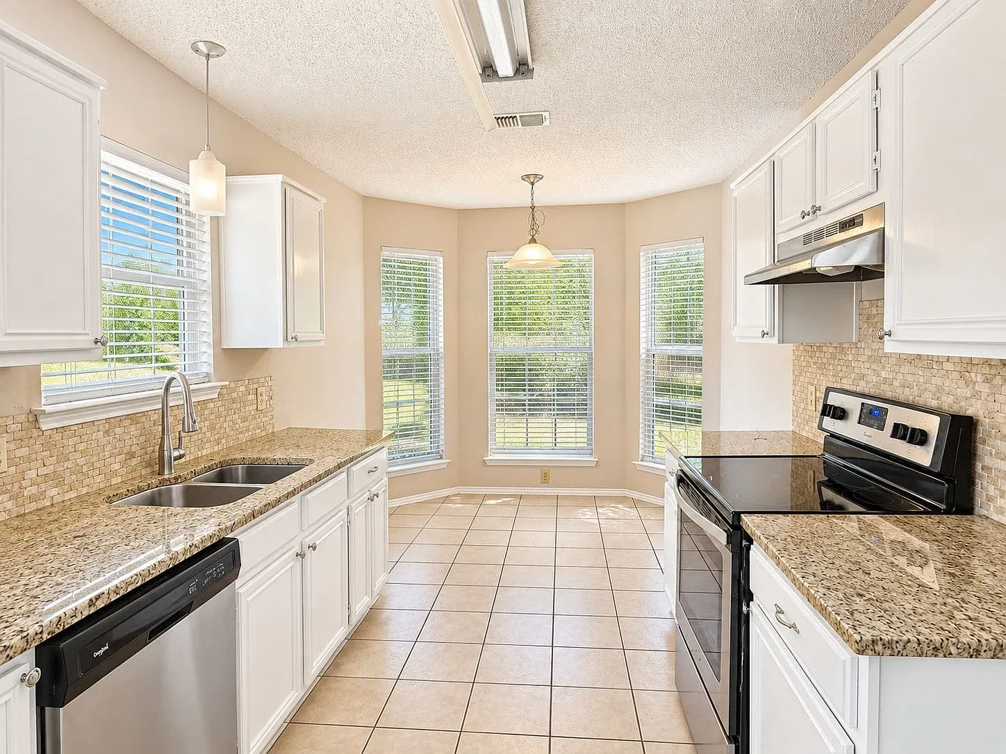 3 bed, 2.0 bath, 1172 sqft, $2,150 — Photo 2