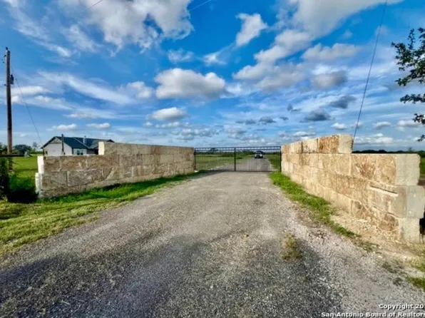 117 Paisano Trl, Beeville, TX 78102