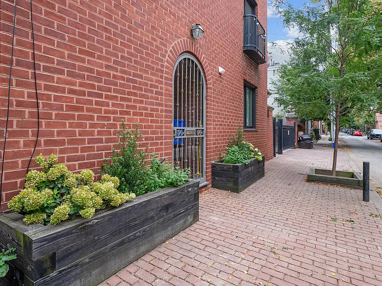 617 S American St — Photo 35