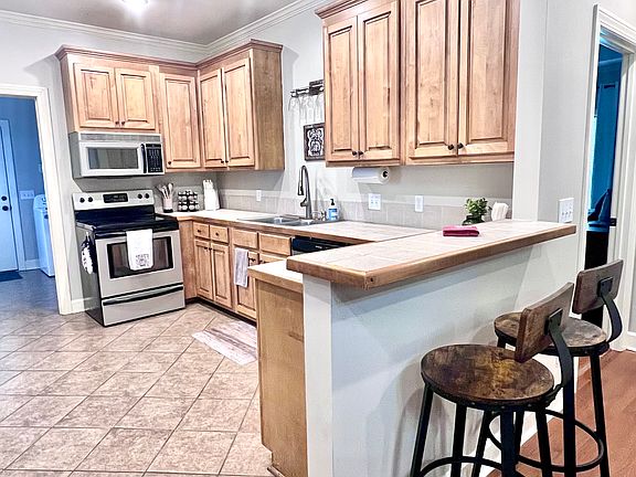 4th image of 827 Cambridge Dr