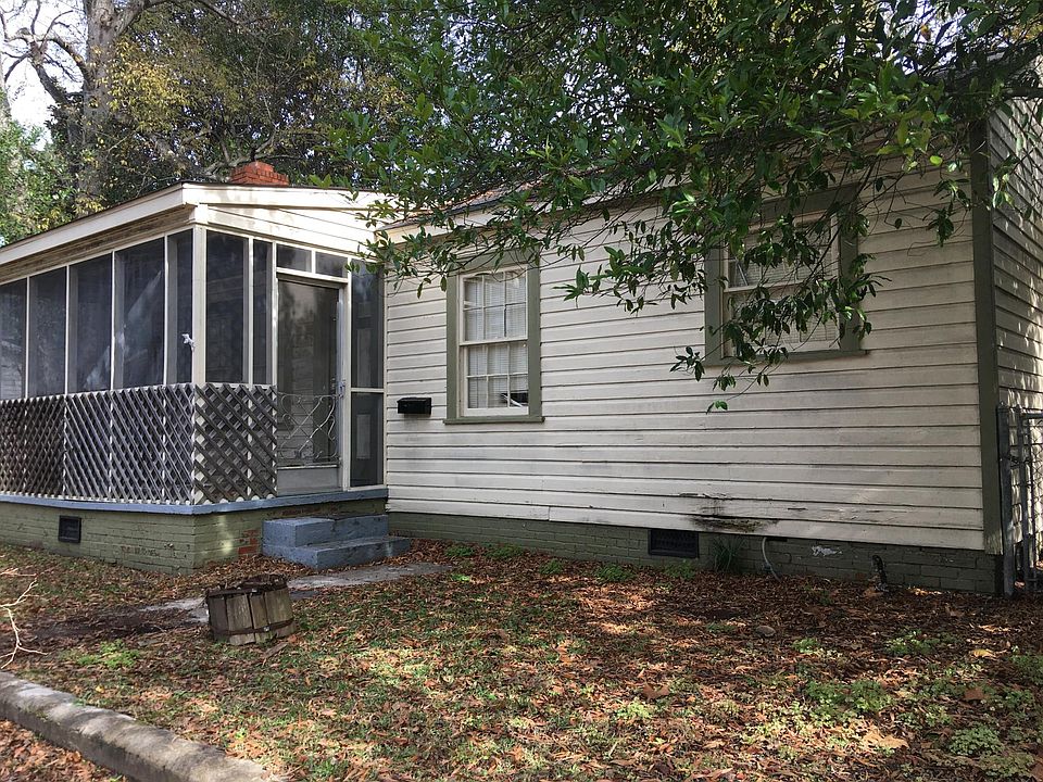 Front of home with screened in porch.