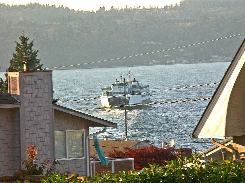 Watch the ferries come and go from your Master Suite, Living Room and Kitchen