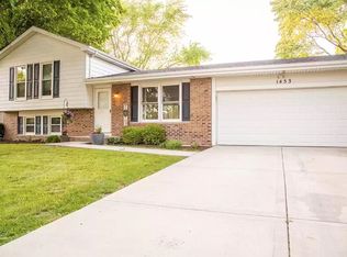 1453 Briarwood Dr, Naperville, IL 60540