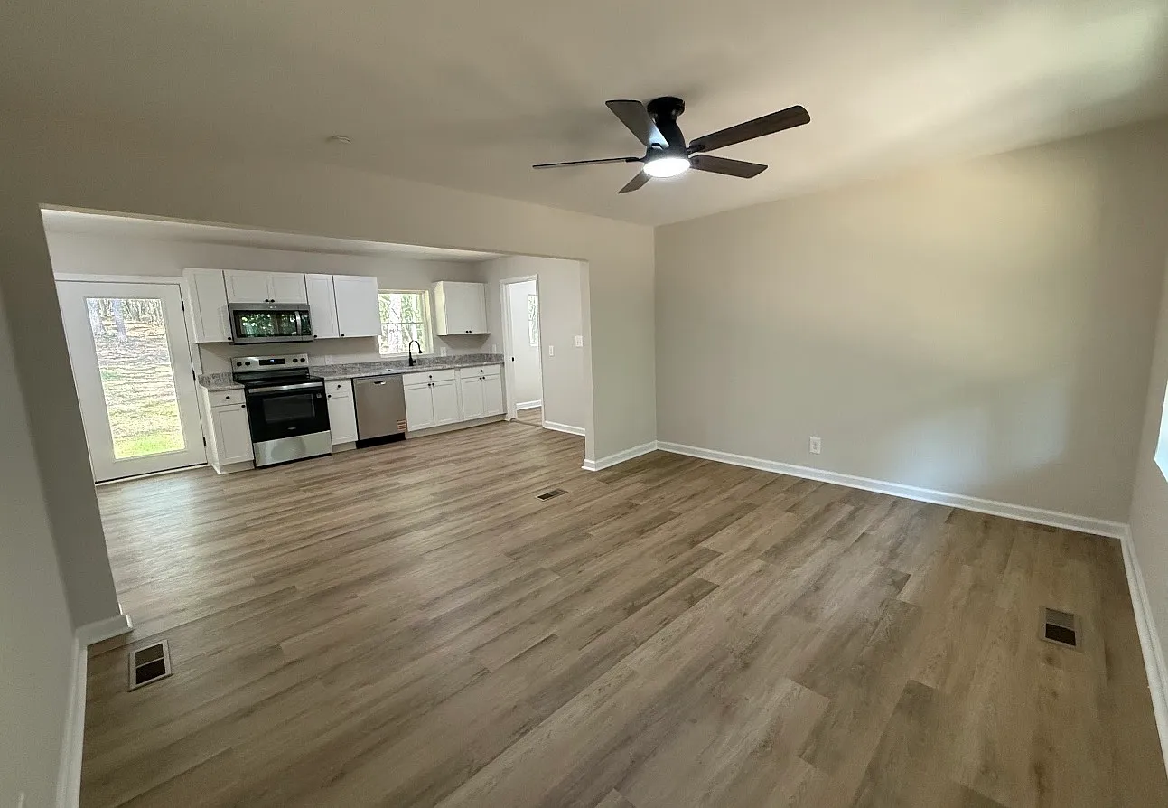 3 bed, 1025 sqft, $2,100 — Photo 1