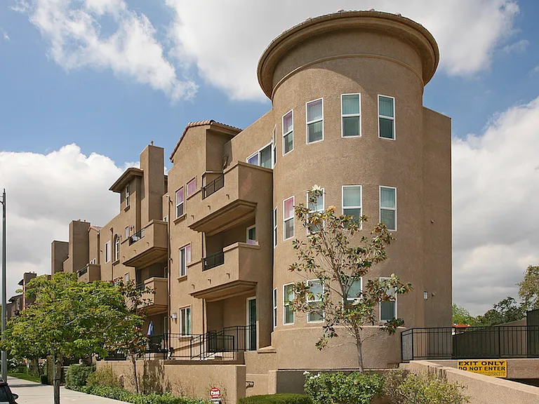 Glenoaks Villas — Photo 11