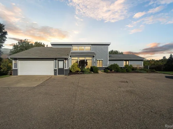 2279 E Grand Blanc Rd, Grand Blanc, MI 48439