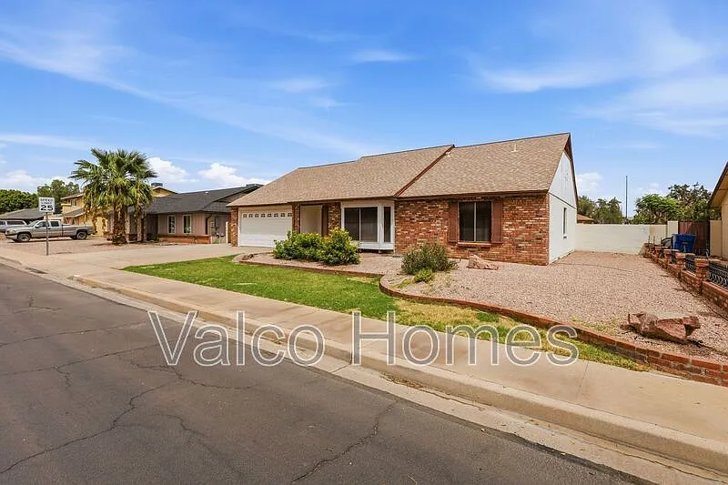 3 bed, 2.0 bath, 1704 sqft, $2,400 — Photo 2