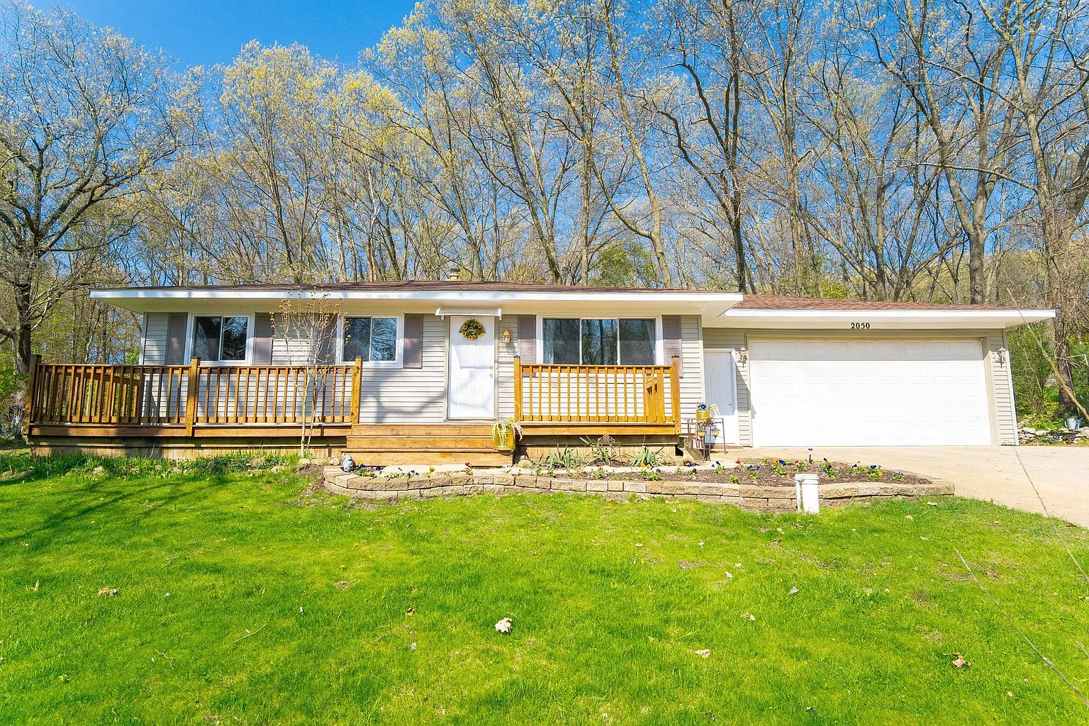 2050 Ardsley Dr photo 1