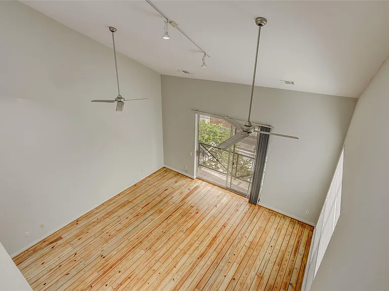 910 Ruthven St — Photo 23
