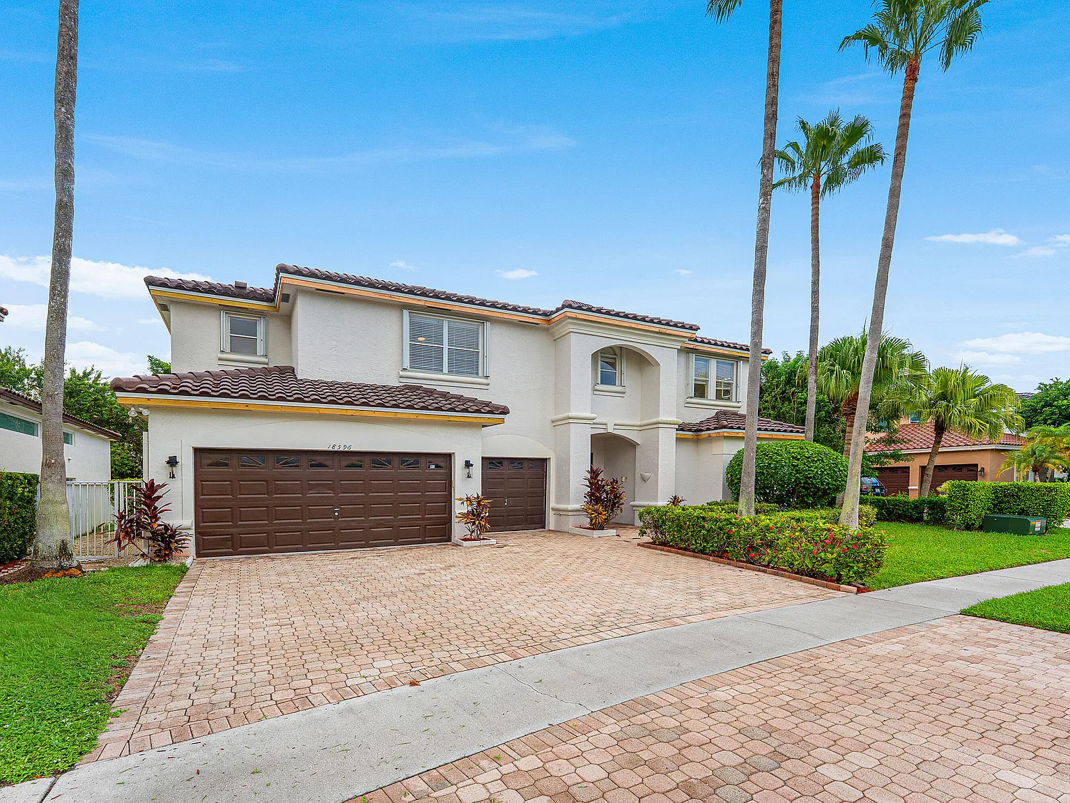5 bed, 4.5 bath, 3395 sqft, $5,800 — Photo 3
