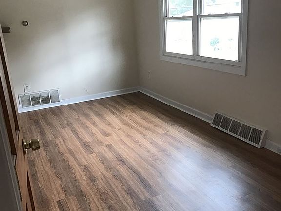 4th image of 9 Edward St #B