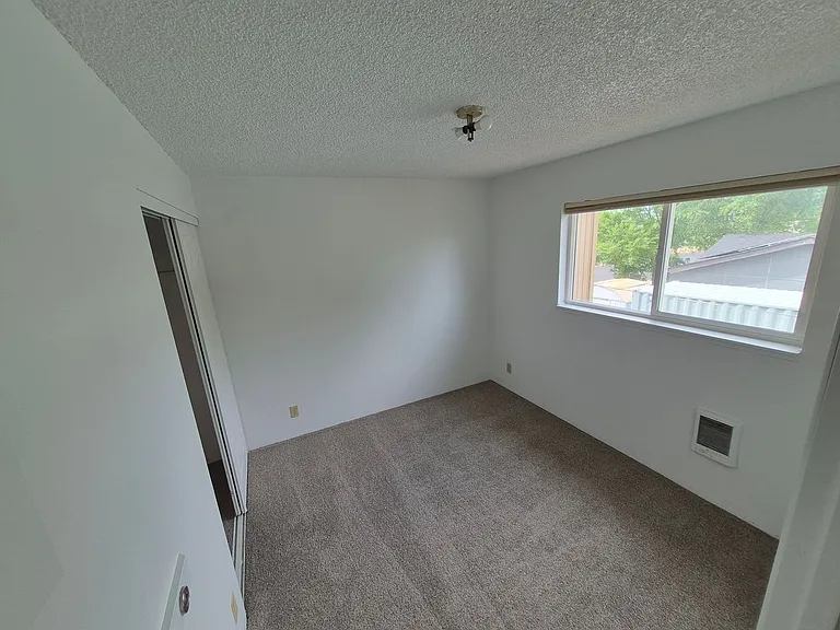 724 NW 4th St — Photo 7
