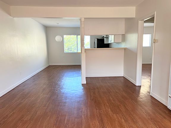 2nd image of 963 Edgecliffe Dr #15