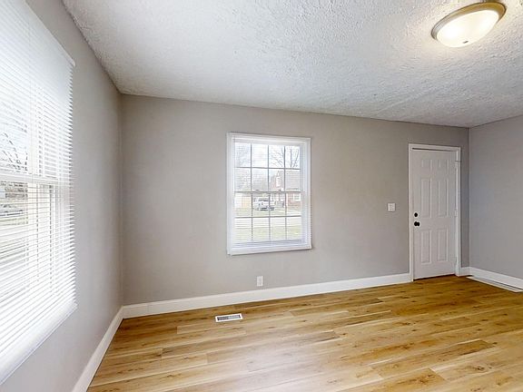 4th image of 1921 N Centennial St