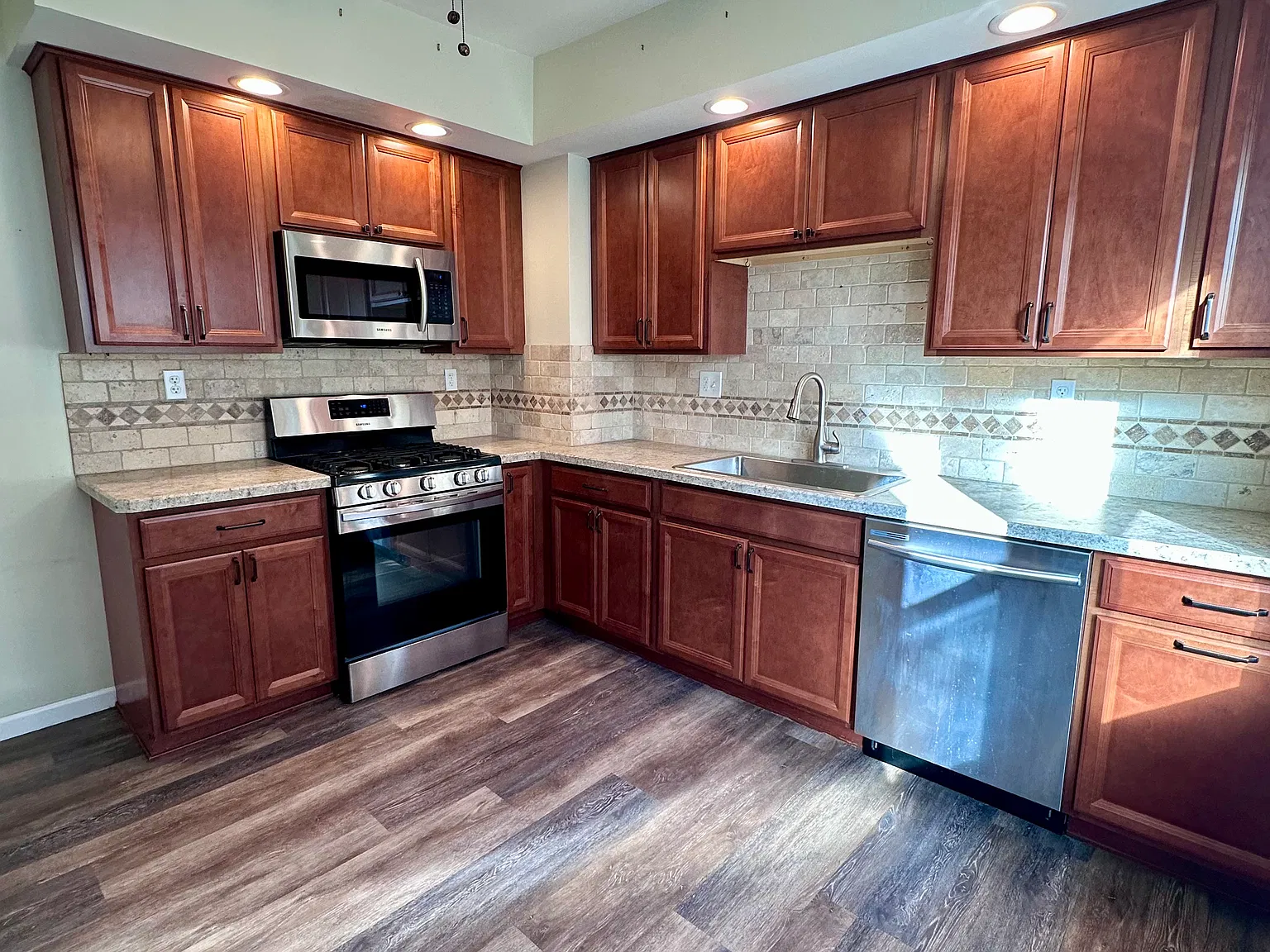 3 bed, $1,700 — Photo 1
