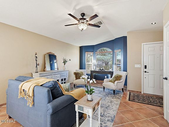 3rd image of 957 E Josephine Saddle Pl