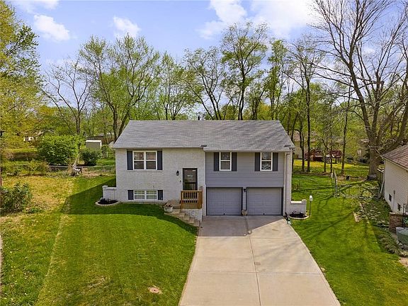 2nd image of 808 NW Berkshire Dr
