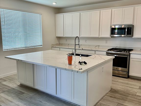 #GuardianRealty Lake Las Vegas Rental kitchen_08042023