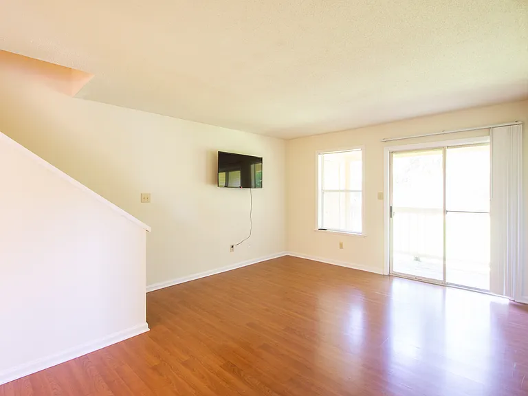 976 S Clarizz Blvd — Photo 6