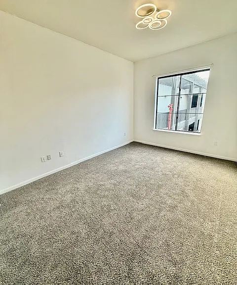 1060 S 3rd St #316 - Family Room_12152025