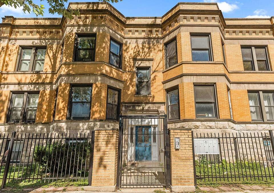 1st image of 3264 W Wrightwood Ave