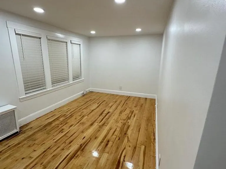 160 Amherst St #2 — Photo 4